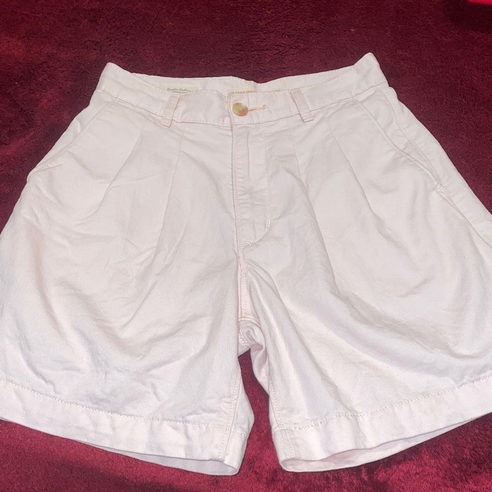 Levi’s Women’s pleated trousers shorts Size- 23 Light Pink color not white.
